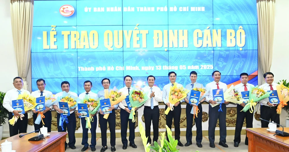 Đồng chí Bùi Xuân Cường trao Quyết định, chúc mừng các cá nhân. Ảnh: VIỆT DŨNG z6596981237171_1a6f037d12a2c6be3adef90827bb431e.jpg