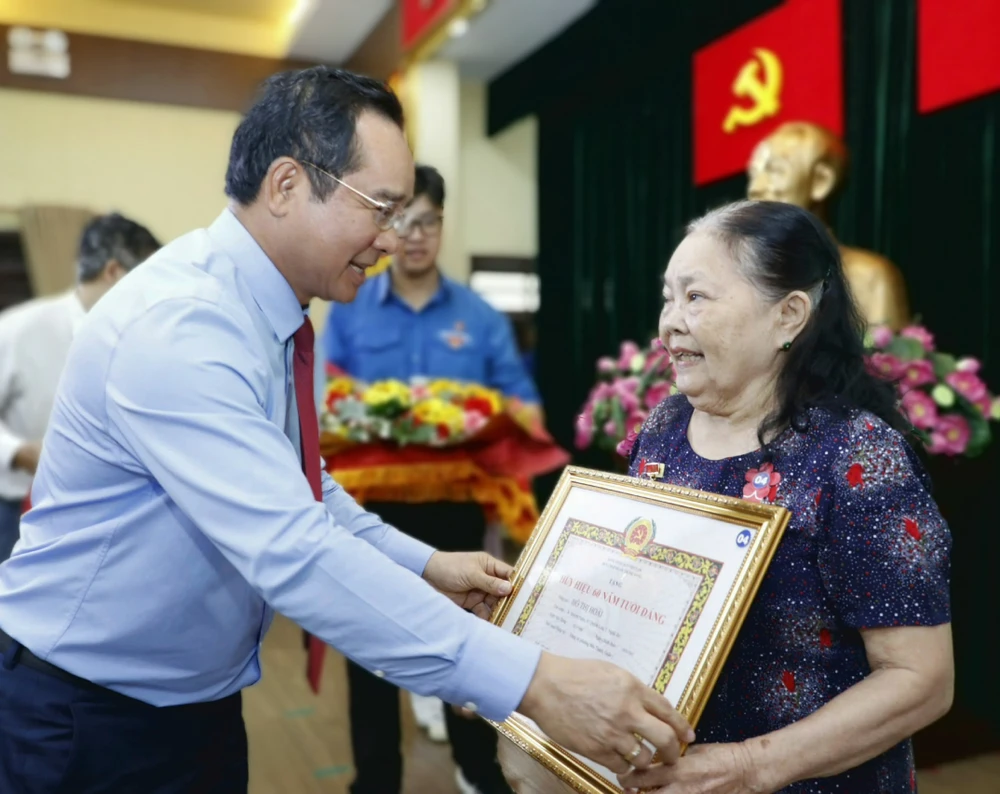 Đồng chí Nguyễn Văn Được trao Huy hiệu 60 năm tuổi Đảng đến đảng viên quận 1. Ảnh: NGÔ BÌNH IMG_1747276465595_1747276805887.jpg