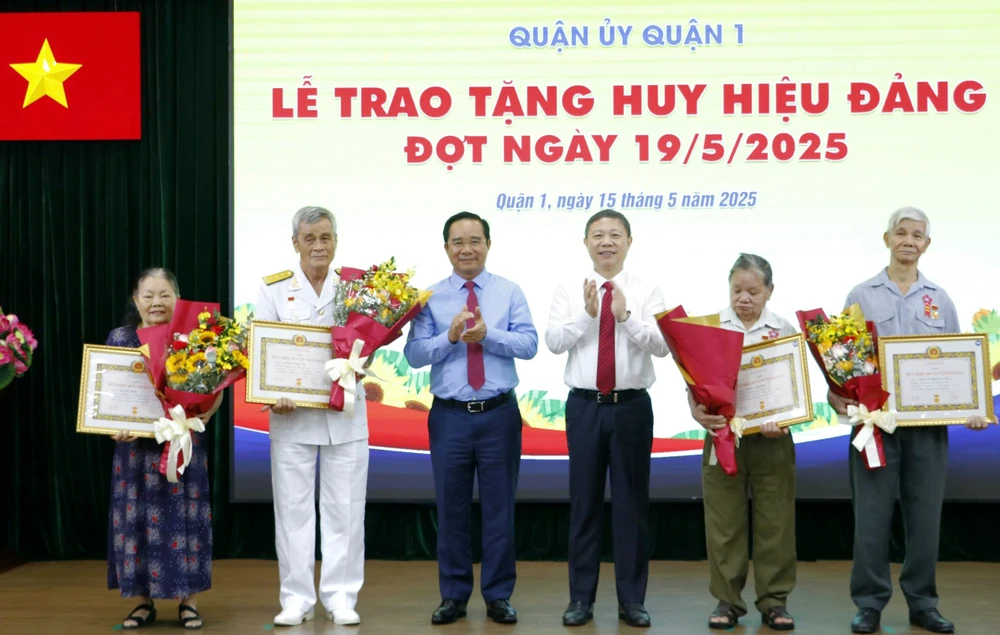 Đồng chí Nguyễn Văn Được và đồng chí Dương Anh Đức trao Huy hiệu 60 năm tuổi Đảng đến đảng viên. Ảnh: NGÔ BÌNH IMG_1747276468564_1747276807689.jpg