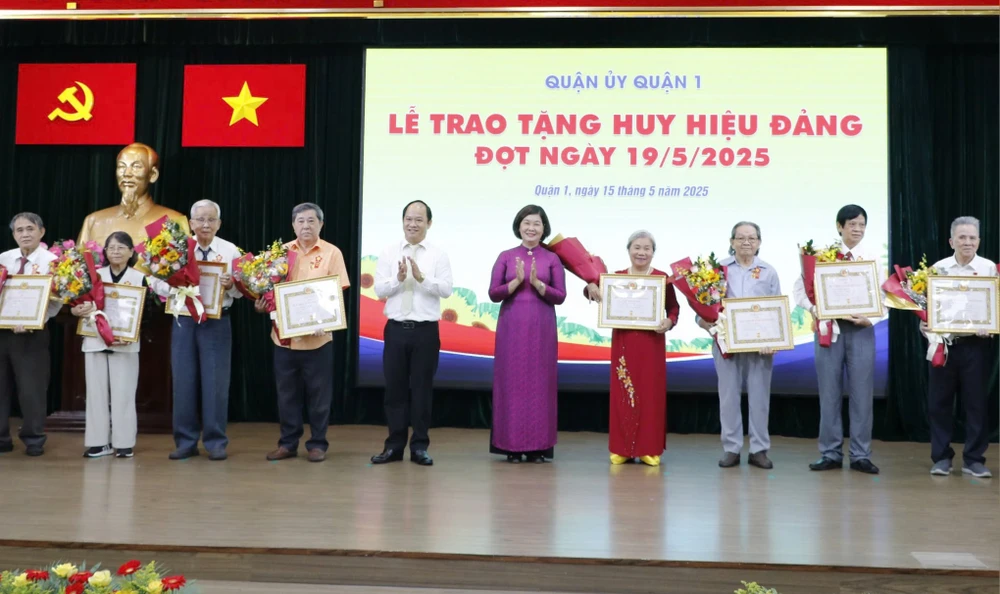 Phó Bí thư Thường trực Quận ủy quận 1 Hoàng Thị Tố Nga và Chủ tịch UBND quận 1 Lê Đức Thanh trao Huy hiệu Đảng đến đảng viên IMG_1747276469277_1747276808115.jpg