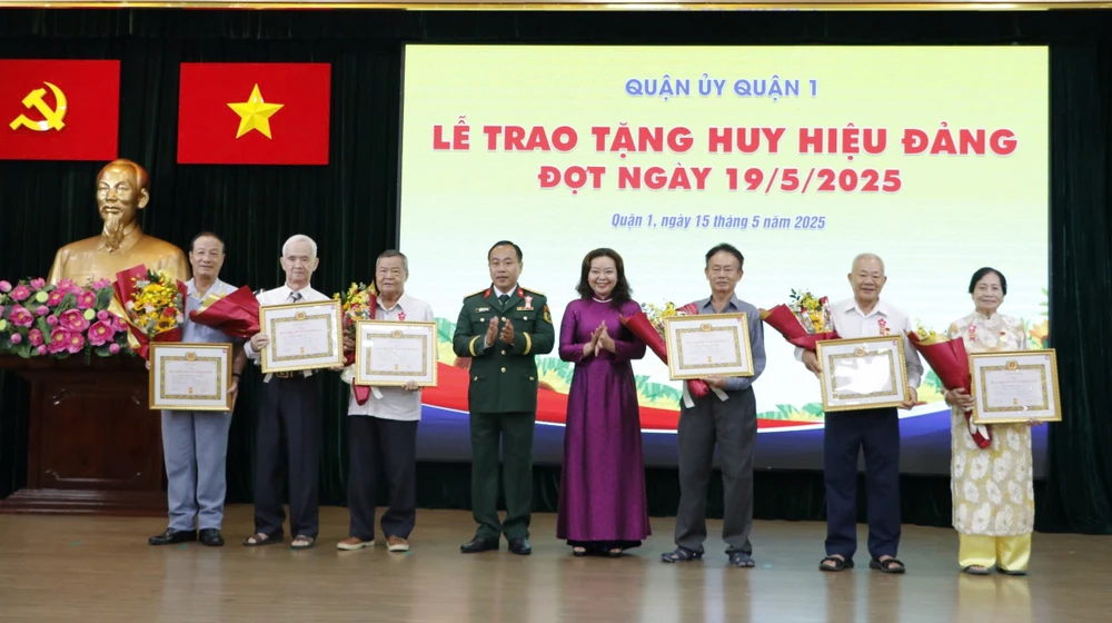 Lãnh đạo quận 1 trao Huy hiệu Đảng đến các đảng viên IMG_1747276470968_1747276808582.jpg