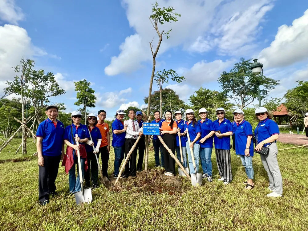 Đoàn đại biểu trồng 30 cây giáng hương eb68251ed63863663a29.jpg