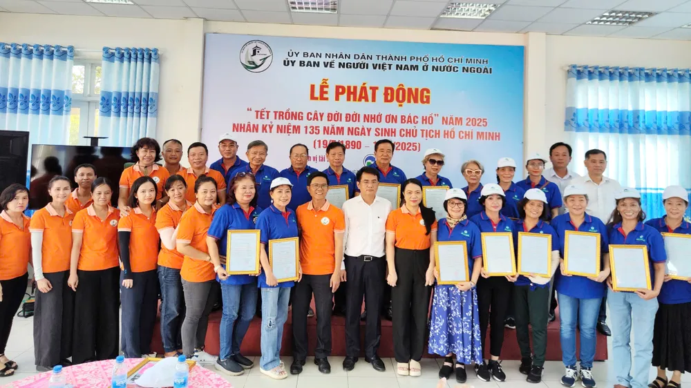 Trao giấy chứng nhận trồng cây cho kiều bào z6615824047519_12186286e6d04baa7df80bc9c18608a6.jpg