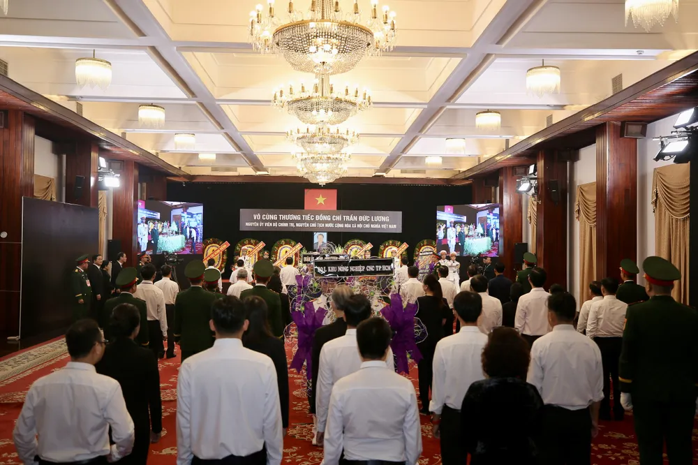 Các đoàn viếng đồng chí Trần Đức Lương tại Hội trường Thống Nhất, TPHCM. Ảnh: DŨNG PHƯƠNG 1.jpg