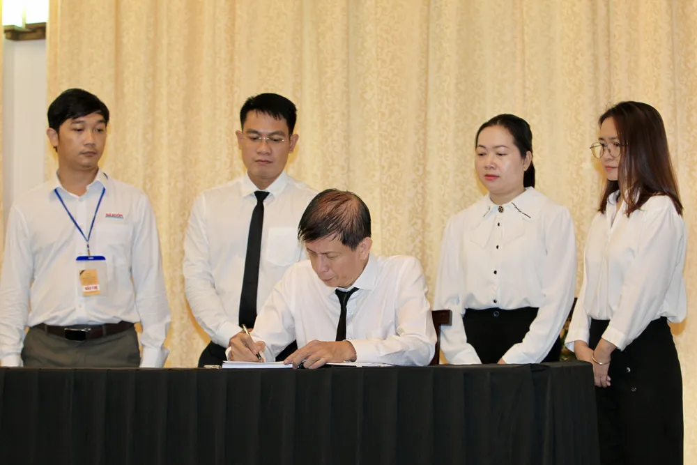Ghi sổ tang, Phó Tổng Biên tập Phụ trách Báo Sài Gòn Giải Phóng bày tỏ vô cùng thương tiếc đồng chí Trần Đức Lương. Ảnh: DŨNG PHƯƠNG 14.jpg