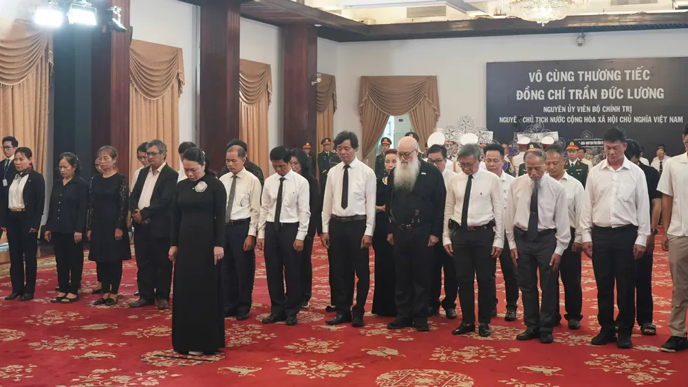 Đoàn đại biểu Ủy ban về người Việt Nam ở nước ngoài TPHCM vào viếng. Ảnh: HOÀNG HÙNG 1418b8c4db326e6c3723.jpg