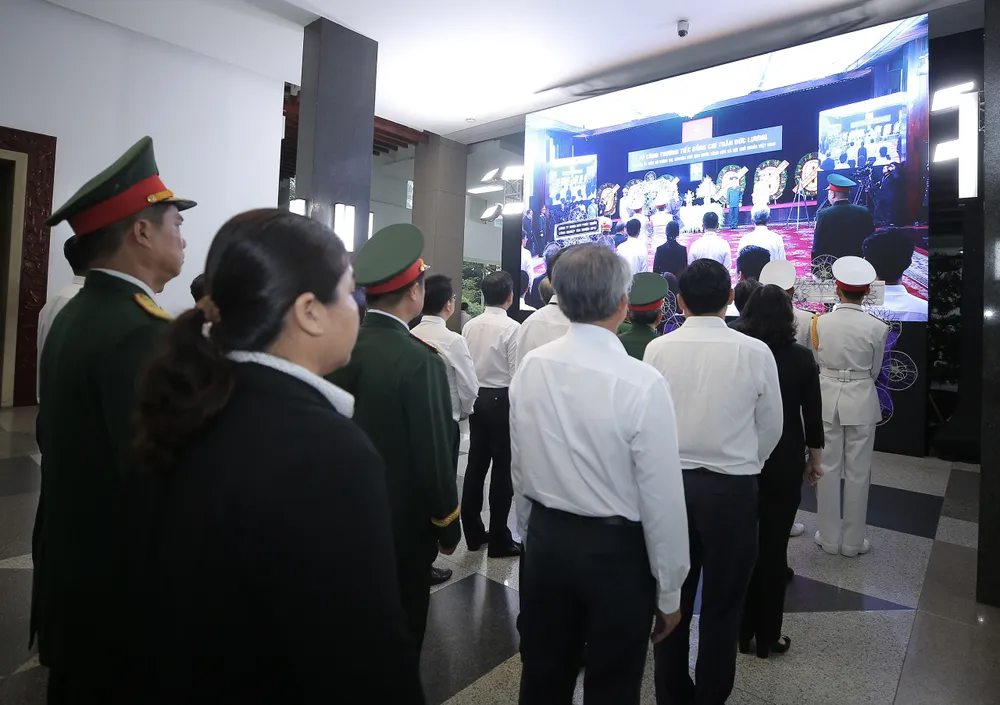Đại biểu chờ vào viếng nguyên Chủ tịch nước Trần Đức Lương. Ảnh: DŨNG PHƯƠNG 2.jpg