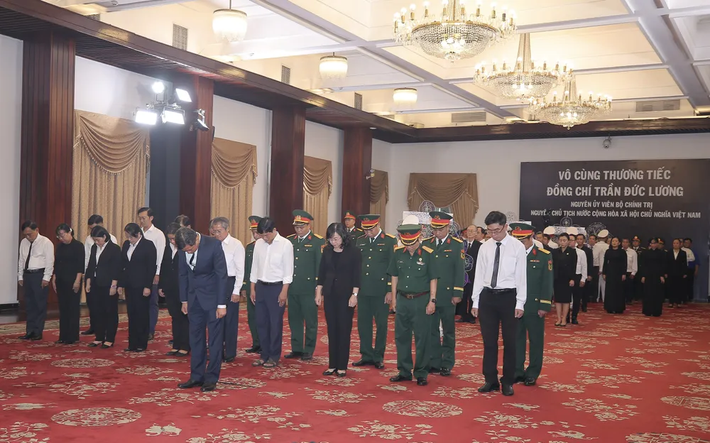 Các đoàn đến viếng nguyên Chủ tịch nước Trần Đức Lương 3.jpg