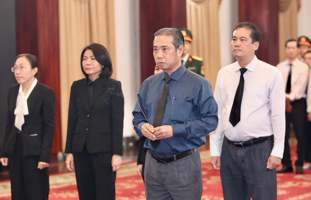 Đoàn huyện Hóc Môn viếng đồng chí Trần Đức Lương. Ảnh: DŨNG PHƯƠNG 5.jpg