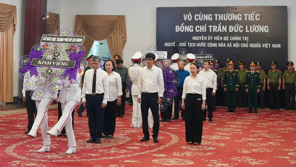 Đoàn Sở GD-ĐT TPHCM vào viếng 8893cebda74b12154b5a.jpg