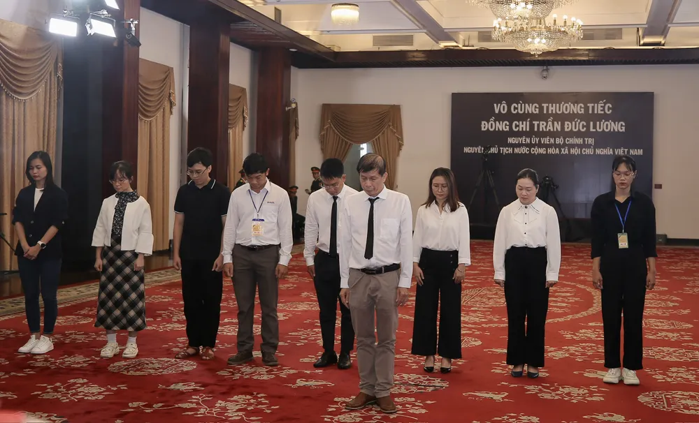 Đoàn Báo Sài Gòn Giải Phóng do Nhà báo Nguyễn Khắc Văn, Phó Tổng Biên tập phụ trách Báo Sài Gòn Giải phóng làm trưởng đoàn, viếng đồng chí Trần Đức Lương. Ảnh: DŨNG PHƯƠNG 9.jpg