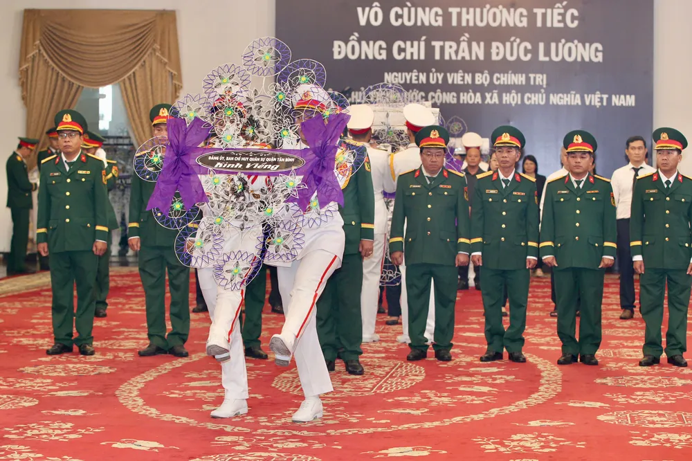 Đoàn Đảng ủy, Ban Chỉ huy Quân sự quận Tân Bình viếng đồng chí Trần Đức Lương. Ảnh: DŨNG PHƯƠNG Đảng uỷ , ban chỉ huy quân sự quận Tân Bình 3.jpg