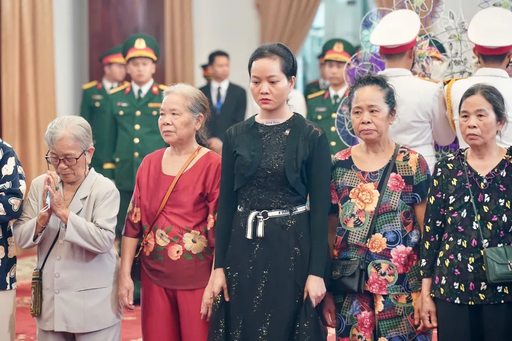 Người dân TPHCM đến viếng đồng chí Trần Đức Lương. Ảnh: HOÀNG HÙNG Người dân TPHCM 1.jpg
