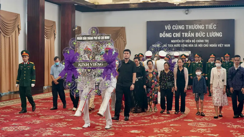 Đoàn nhân dân TPHCM vào viếng Người dân TPHCM 3.jpg