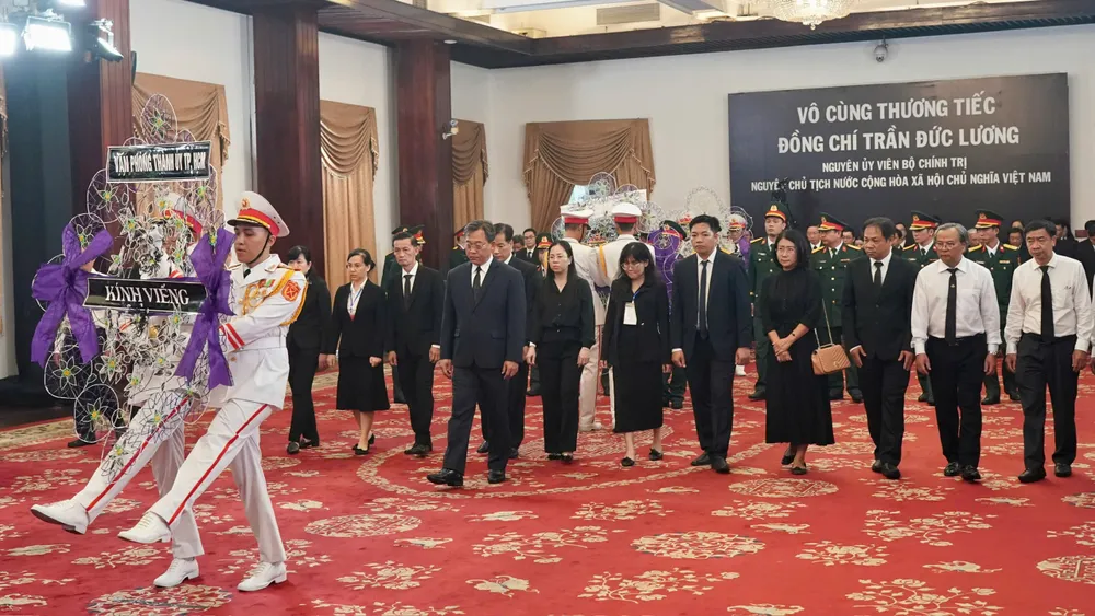 Đoàn Văn phòng Thành ủy TPHCM vào viếng đồng chí Trần Đức Lương. Ảnh: HOÀNG HÙNG VP TU 1.jpg