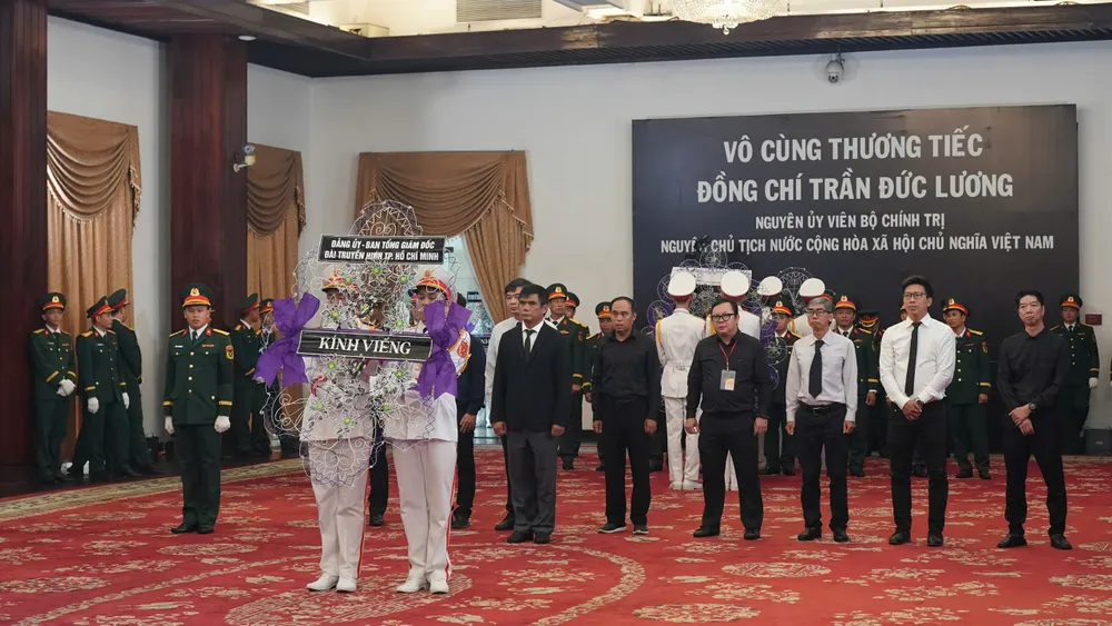 Đoàn Đảng ủy - Ban Tổng Giám đốc Đài truyền hình TPHCM vào viếng. Ảnh: HOÀNG HÙNG z6633307929533_8ec0826d5f3e3de19060d789522d0af7.jpg