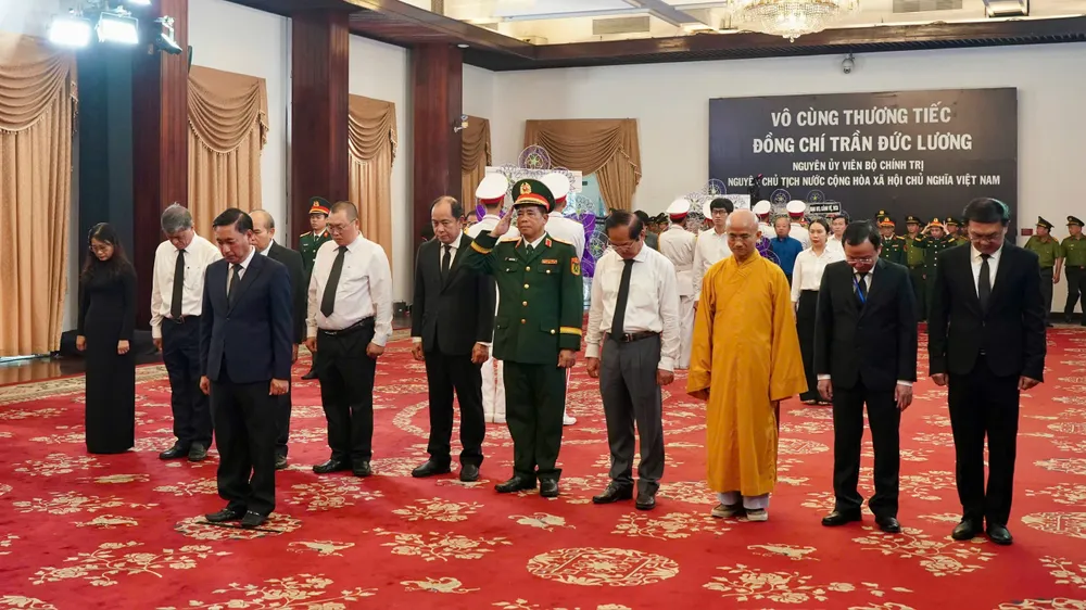 Đoàn đại biểu HĐND TPHCM do đồng chí Phạm Thành Kiên, Phó Chủ tịch Thường trực HĐND TPHCM, làm Trưởng đoàn viếng. Ảnh: HOÀNG HÙNG z6633371081115_5f36690a486be707634c551efd7fd0a5.jpg