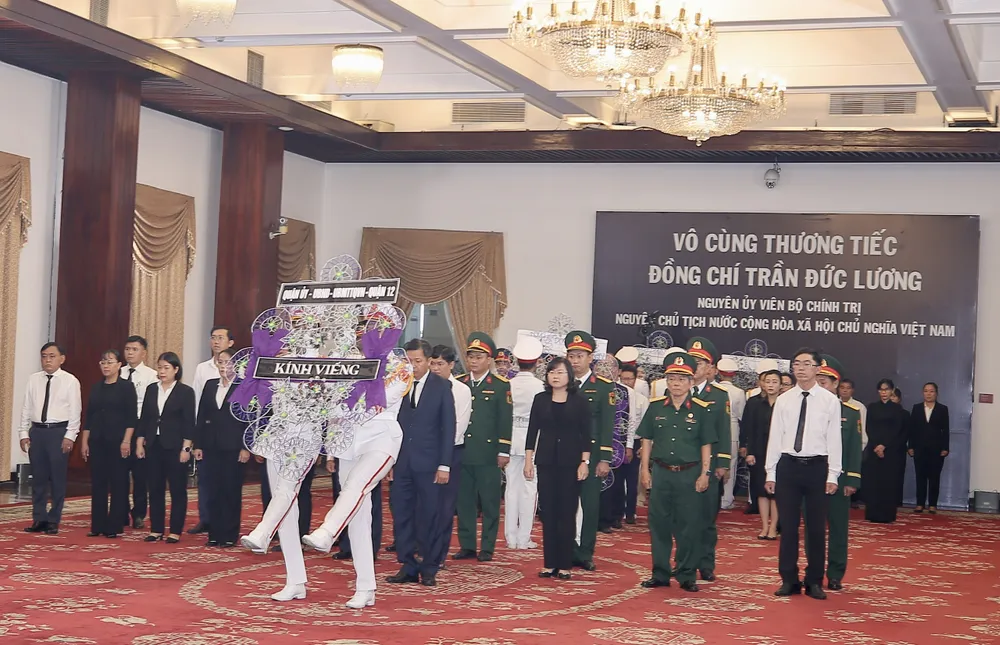 Đoàn quận 12 viếng đồng chí Trần Đức Lương. Ảnh: DŨNG PHƯƠNG z6634443360963_672fb5115e7b33dc74b43a49c1d5b6f8.jpg