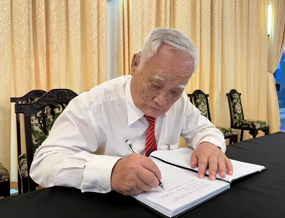 Ông Nguyễn Xuân Bao ghi sổ tang z6634643798930_a2a16fe65f037b03fdc2f5a514f8c8c8.jpg