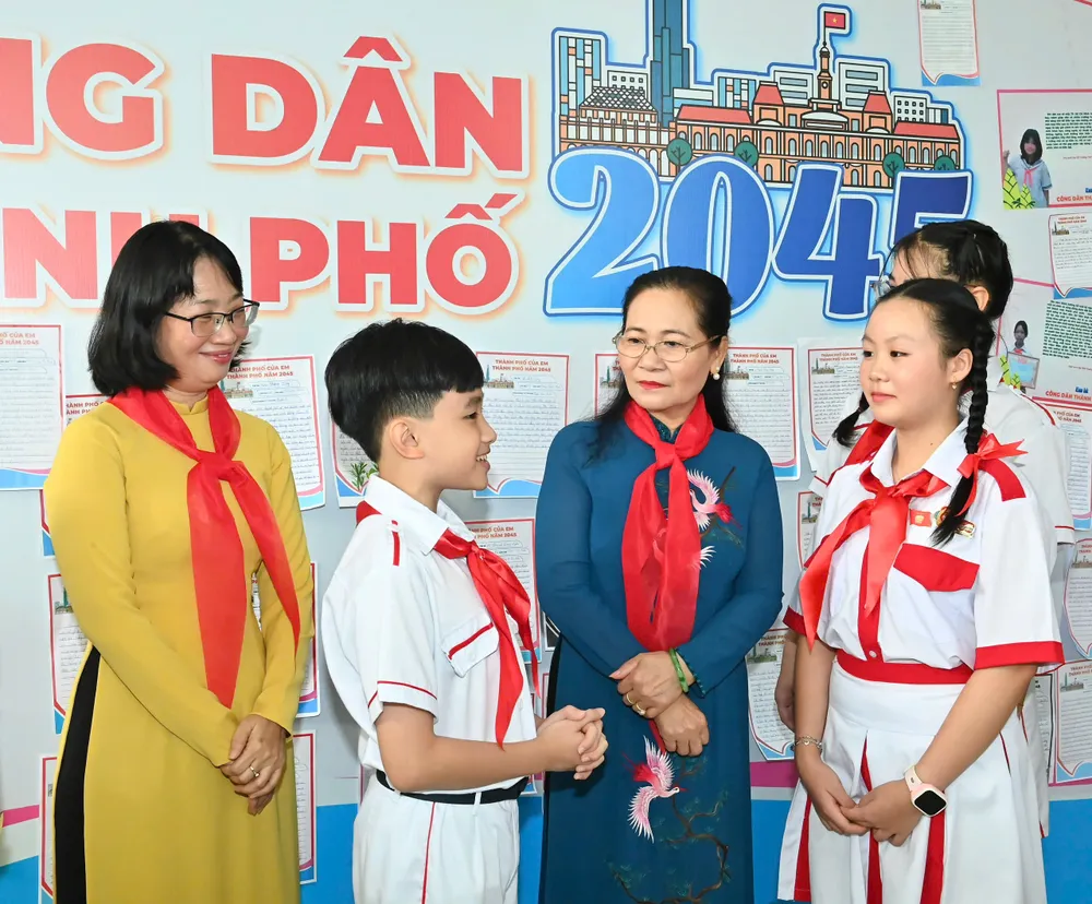 Đồng chí Nguyễn Thị Lệ trao đổi cùng thiếu nhi. Ảnh: VIỆT DŨNG z6654311506451_95f859f8a249628d3eba0fd37a4899b7.jpg