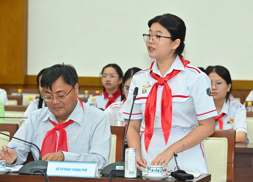Thiếu nhi nêu ý kiến tại chương trình. Ảnh: VIỆT DŨNG z6654311560043_2eacf105d199e3abe47ce8331e15f7ee.jpg