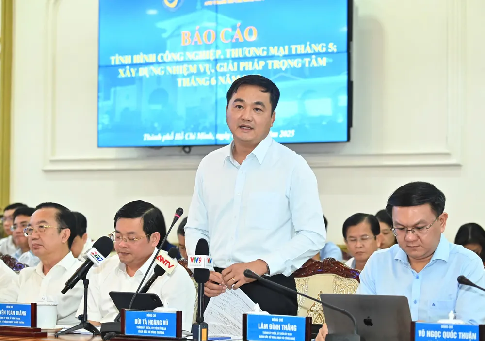 Giám đốc Sở Công thương TPHCM Bùi Tá Hoàng Vũ thảo luận. Ảnh: VIỆT DŨNG z6666582255697_d0dadc967bb12d8cfe8cf55d8a4d4b42.jpg