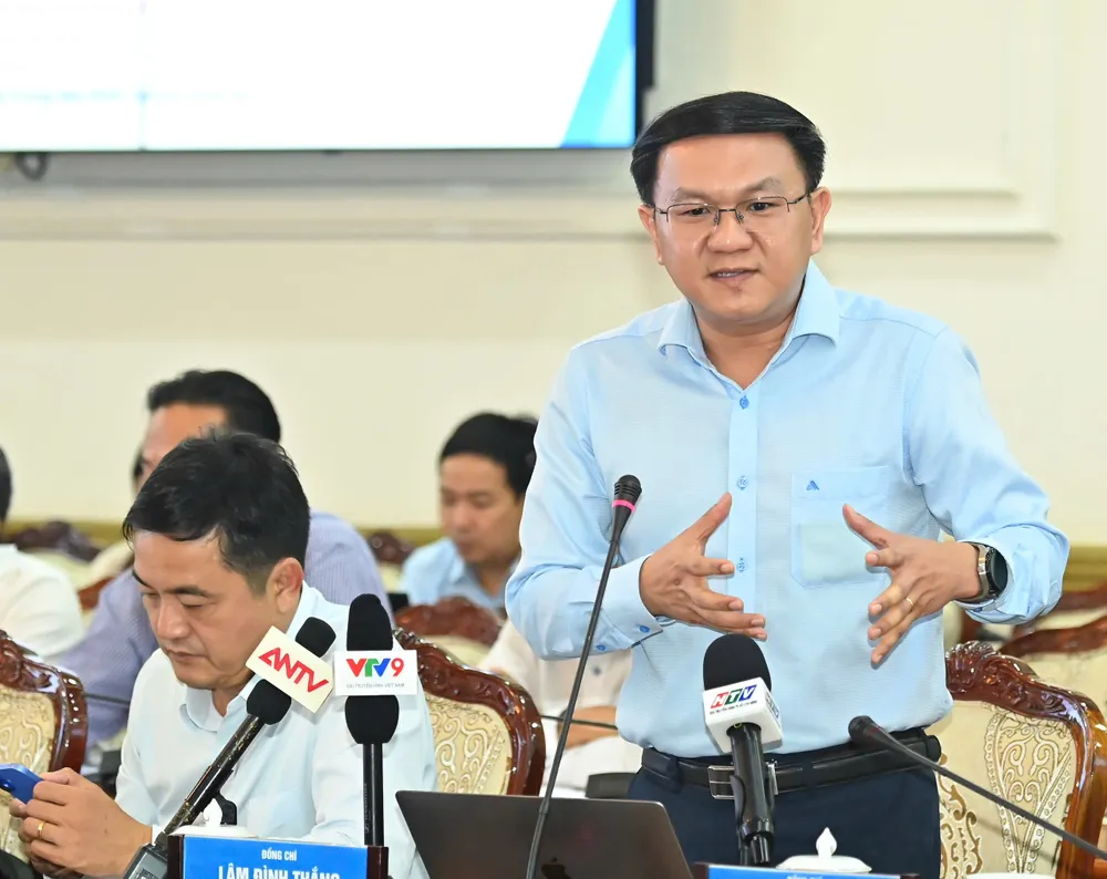 Giám đốc Sở KH-CN TPHCM Lâm Đình Thắng thảo luận. Ảnh: VIỆT DŨNG z6666582293652_1be349da729d9a97782ea7c073810fb7.jpg
