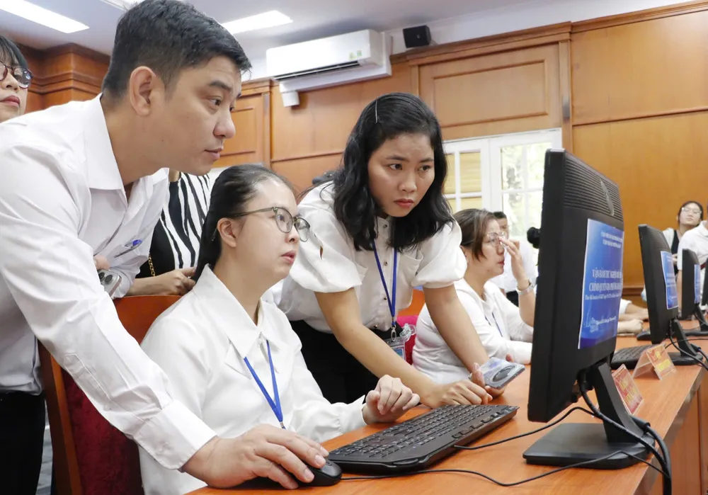Công chức phường Sài Gòn thử nghiệm xử lý hồ sơ trên hệ thống. Ảnh: NGÔ BÌNH z6696839707939_cd24ff3edc2924e3f73e81648e50a8c9.jpg