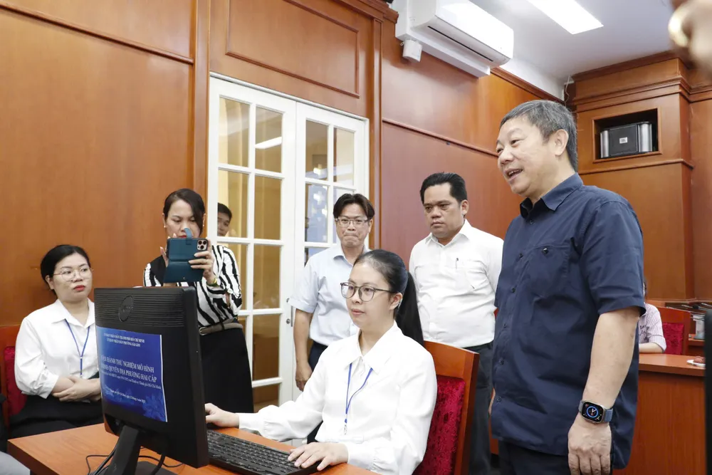 Bí thư Quận ủy quận 1 Dương Anh Đức theo dõi việc xử lý hồ sơ. Ảnh: NGÔ BÌNH z6696839725295_0e85f86489f8959a7728e27dfc47af97.jpg