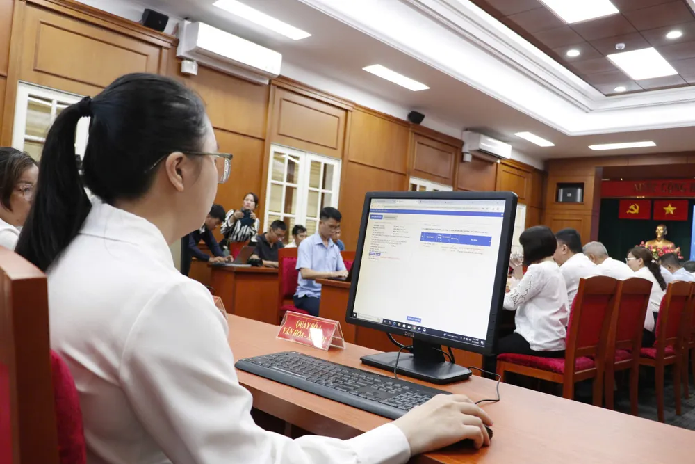 Công chức phường Sài Gòn xử lý hồ sơ trên hệ thống. Ảnh: NGÔ BÌNH z6696839764739_f5333a580ae52182d478b49f0dda9af3.jpg