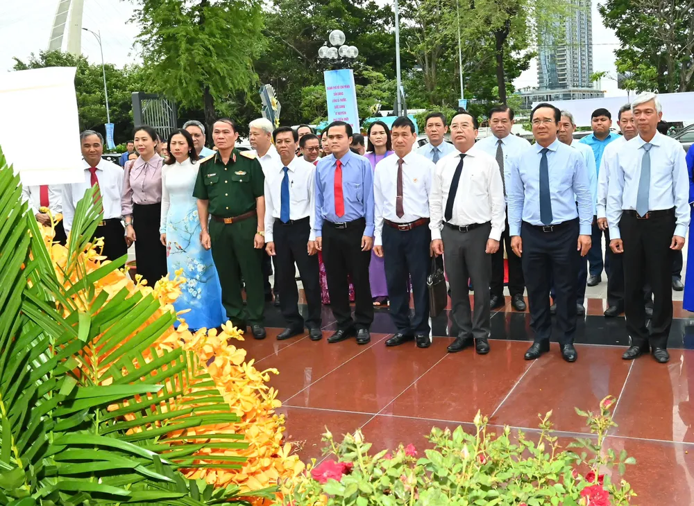 Chủ tịch UBND TPHCM Nguyễn Văn Được cùng đại biểu dâng hoa Chủ tịch Tôn Đức Thắng. Ảnh: VIỆT DŨNG z6698254058490_fcb884e0e99c8272f0f317b86fde5736.jpg