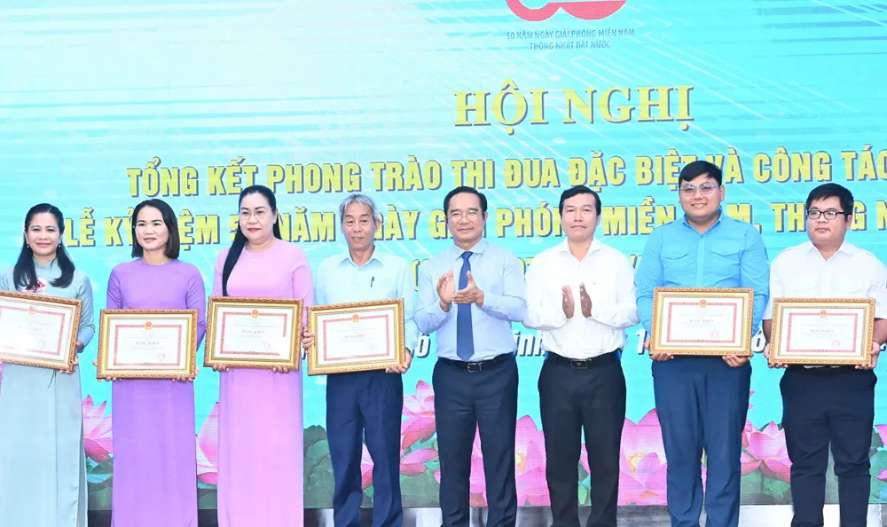 Đồng chí Nguyễn Văn Được trao Bằng khen đến các tập thể. Ảnh: VIỆT DŨNG z6698254135505_6c5b591890cf040955e99f669381910c.jpg