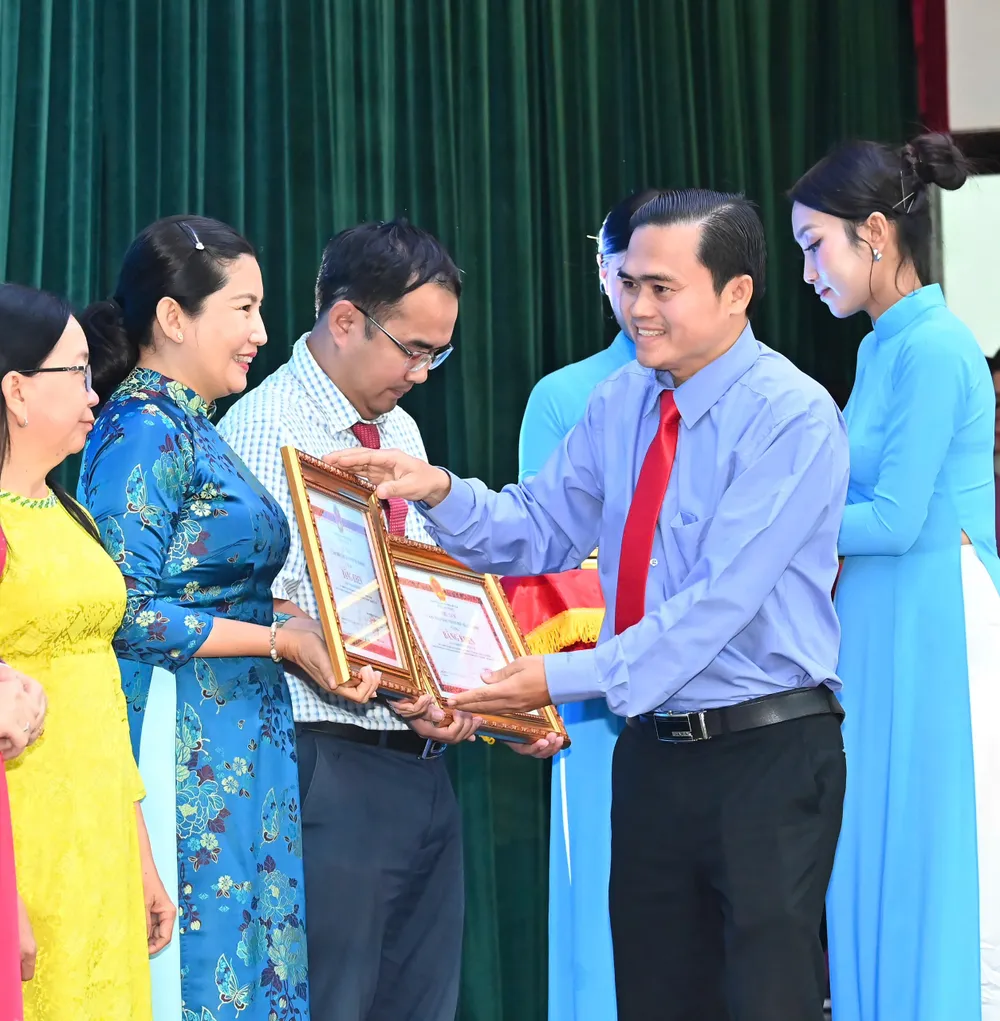 Trưởng Ban Văn hóa - Xã hội HĐND TPHCM Cao Thanh Bình trao Bằng khen của Chủ tịch UBND TPHCM đến các tập thể. Ảnh: VIỆT DŨNG z6698254157312_326fe89cc174924b42085d471f4e91cc.jpg