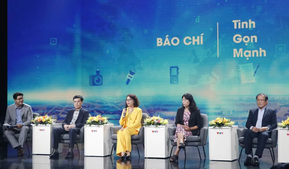 Các đại biểu thảo luận tại tọa đàm z6698958419560_35fd0b7ef22f2a7bb4eaa848906f2f28.jpg