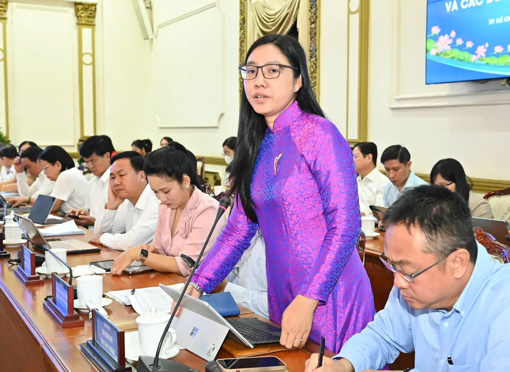 Lãnh đạo sở, ngành các địa phương nêu ý kiến. Ảnh: VIỆT DŨNG z6709518481308_39e382209386da4c5d6d831851ee316a.jpg
