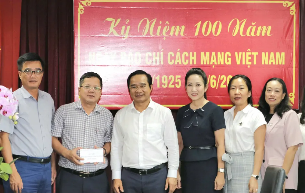 Đồng chí Nguyễn Văn Được cùng đoàn công tác chúc mừng Cơ quan thường trực miền Nam Tạp chí Cộng sản z6713884806401_9e7f270cd7502211fe95fd07eee2fa4d.jpg