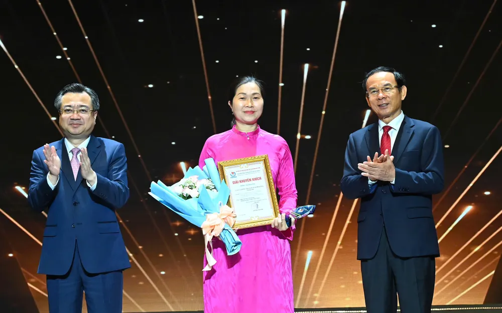 Comrade Nguyen Van Nen and Comrade Nguyen Thanh Nghi presented the Encouragement Prize to the Party building group to the representative of the group of authors of the series of articles z6720756985702_7c65138488f4e74561e1c5ea1d4fc95e.jpg