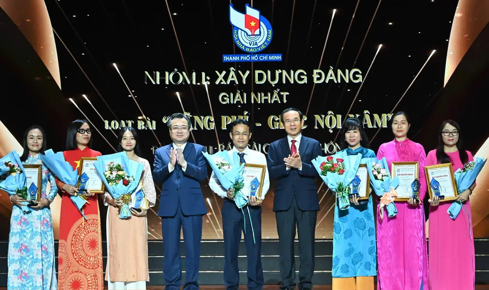 Representatives of author groups whose works won the 43rd Ho Chi Minh City Journalism Award - 2025, the Party building group received the award. Photo: VIET DUNG z6720757055620_2ba766db18af61670409e87edb963574.jpg