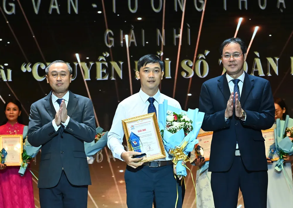 Comrade Huynh Thanh Nhan and Comrade Nguyen Thanh Trung awarded the Second Prize for the series of articles z6720757061228_7a0f914e41e57c2dff3ed8d786108c2d.jpg