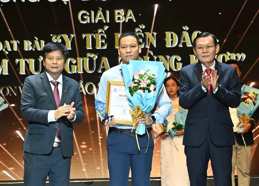 Representative of the group of authors of the series of articles “Sea and island medicine - A fulcrum in the middle of the ocean” of SGGP Newspaper received the Third Prize. Photo: VIET DUNG z6720757074152_e59258fec93cace372eb7b47eabdd4a1.jpg