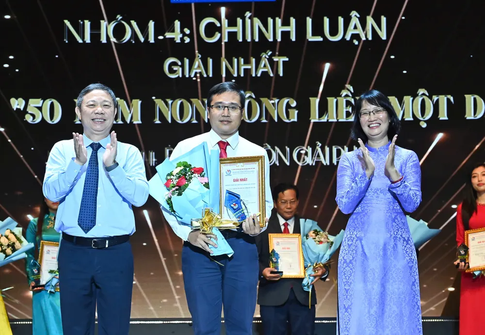 Comrade Duong Anh Duc and Comrade Tran Thi Dieu Thuy presented the First Prize in the political group to the representative of the series of articles z6720757107233_6cb5b5b412d06e4c833d7e53cbb9ef2f.jpg