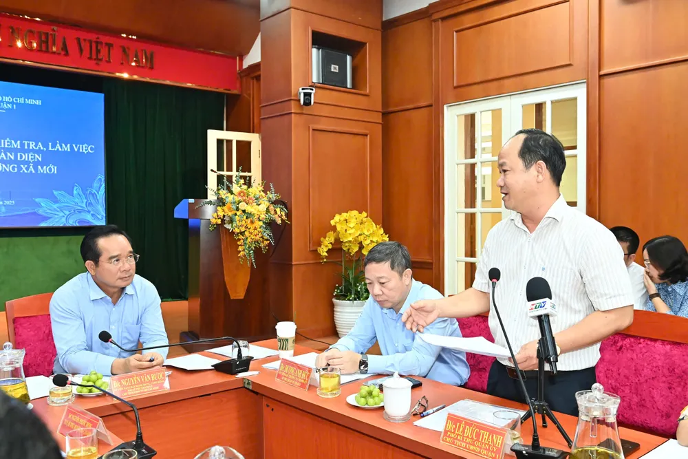 Lãnh đạo UBND quận 1 báo cáo. Ảnh: VIỆT DŨNG z6721270428044_6c9d50a1b7f59e77560347636cd3c8f8.jpg