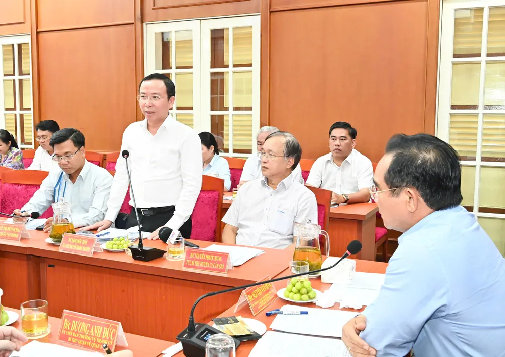 Chánh Văn phòng UBND TPHCM Đặng Quốc Toàn thông tin tại buổi làm việc. Ảnh: VIỆT DŨNG z6721270459301_de71ff50ad1f3091495772de6db706e4.jpg