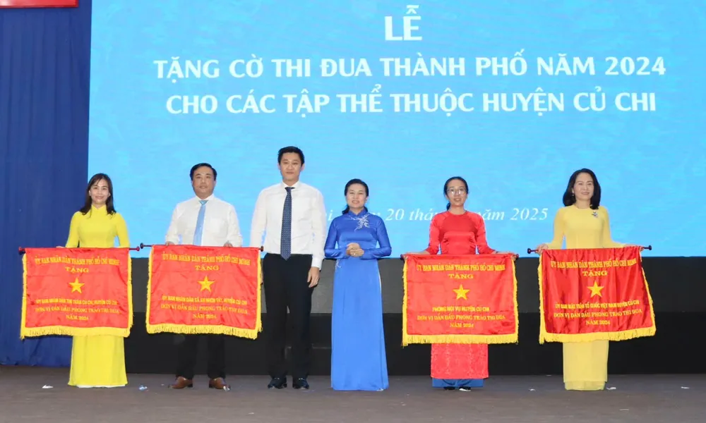 Các đơn vị nhận Cờ thi đua của UBND TPHCM tặng aq.jpg