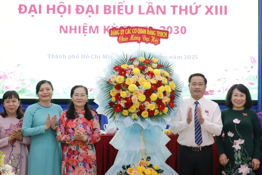 Đồng chí Nguyễn Thị Lệ trao hoa chúc mừng Đại hội Đảng bộ TAND TPHCM. Ảnh: NGÔ BÌNH Trao hoa 2.jpg
