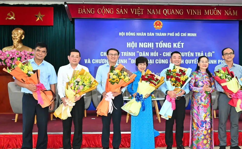 Đồng chí Nguyễn Thị Lệ trao hoa đến các đại biểu giao lưu tại hội nghị. Ảnh: VIỆT DŨNG 05525b18f20b45551c1a.jpg