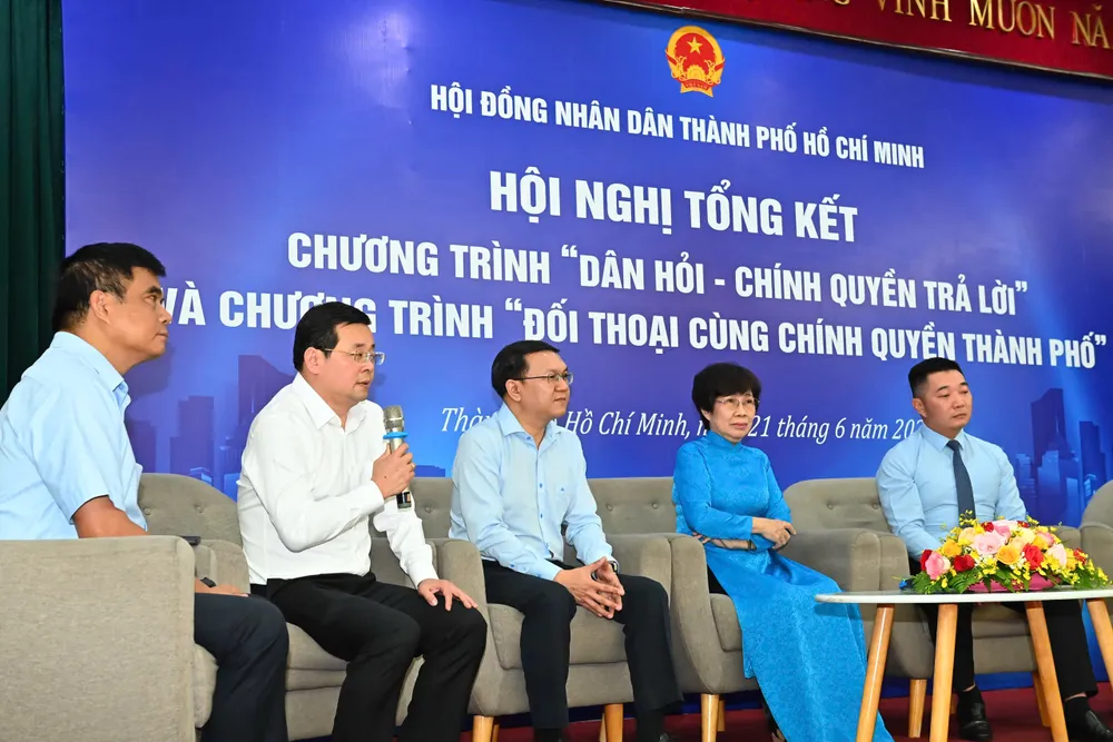 Các đại biểu giao lưu tại hội nghị. Ảnh: VIỆT DŨNG 0a957c01d512624c3b03.jpg