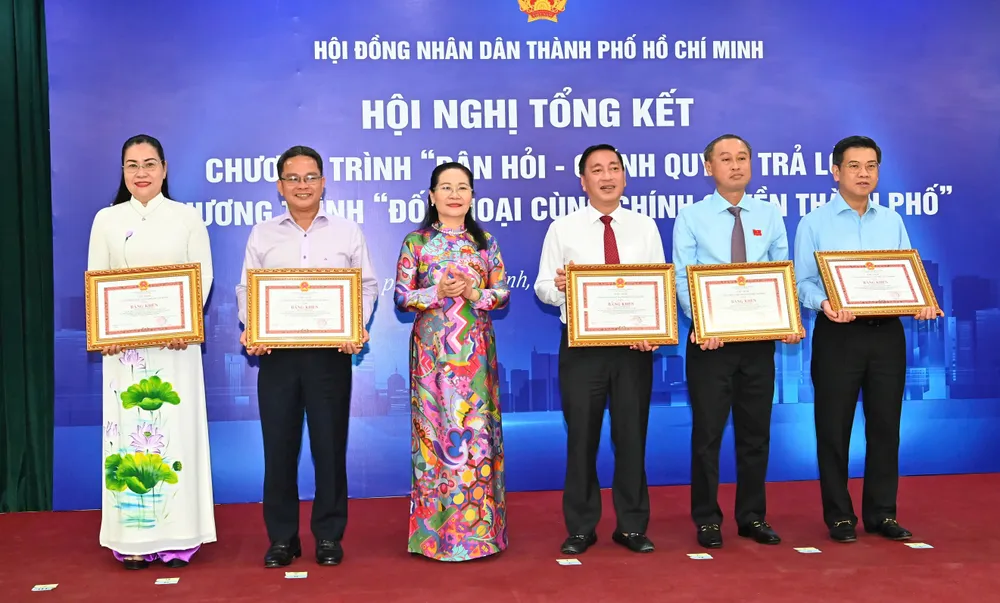 Đồng chí Nguyễn Thị Lệ trao Bằng khen của Chủ tịch UBND TPHCM đến các cá nhân. Ảnh: VIỆT DŨNG 8a0cd8df67ccd09289dd.jpg