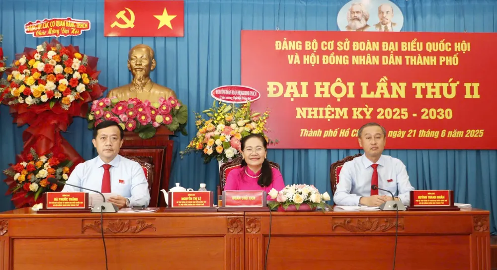 Đoàn Chủ tịch điều hành đại hội. Ảnh: NGÔ BÌNH Chủ tọa .jpg