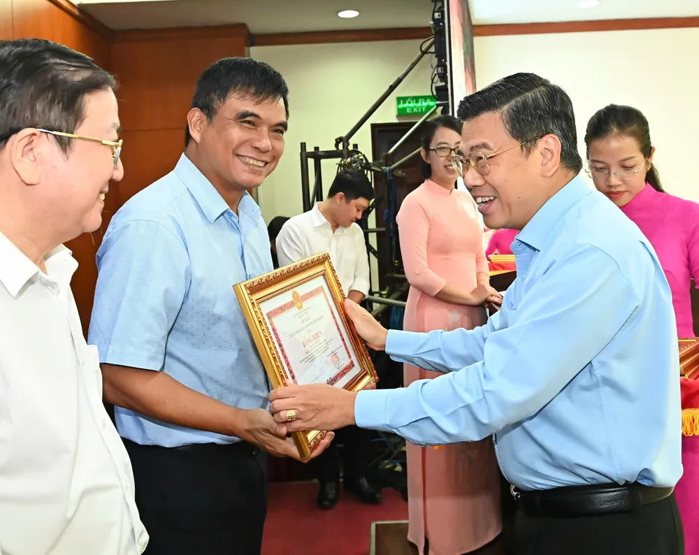 Đồng chí Nguyễn Văn Dũng trao Bằng khen của Chủ tịch UBND TPHCM đến cá nhân. Ảnh: VIỆT DŨNG e0ba98712562923ccb73.jpg